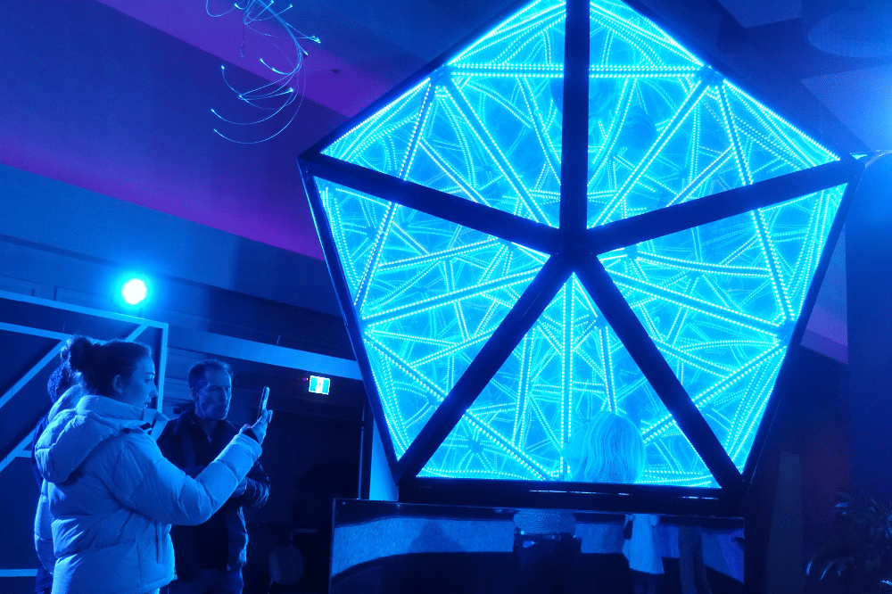 Experience SYNCRA - Head inside icosahedron - 1000 × 666 px