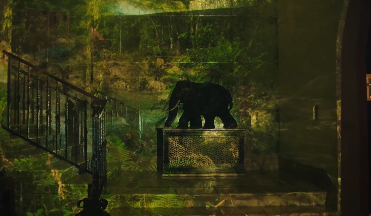 What do projected backgrounds on set look like